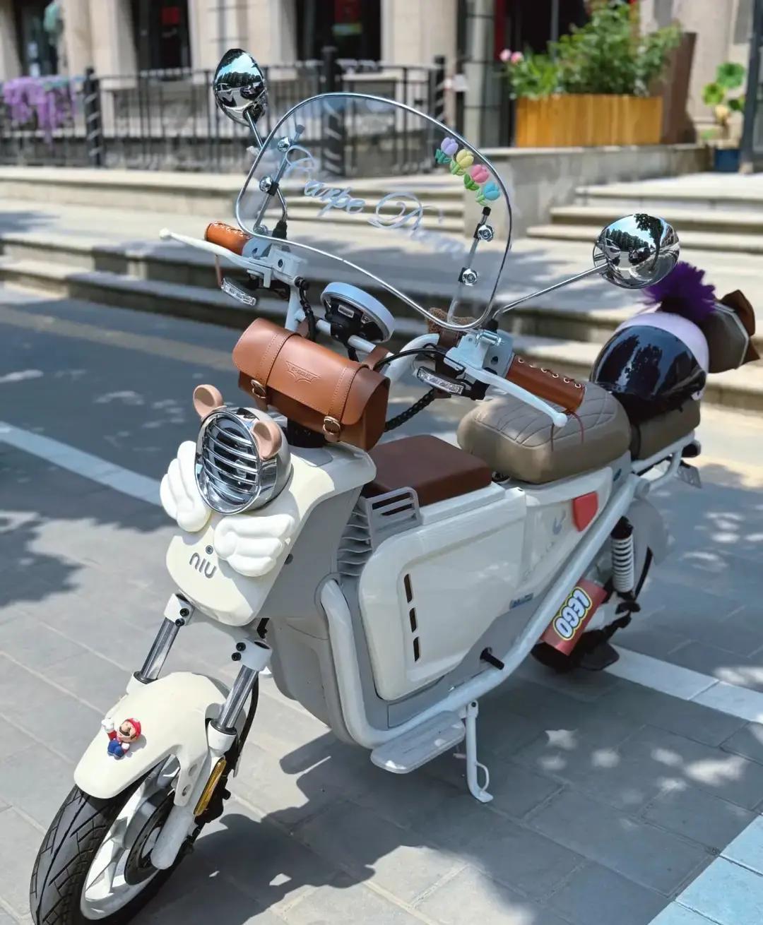 这届家长为了接娃真是拼了！新国标电动车刚实施，就有网友晒出神改装——后座加装塑料