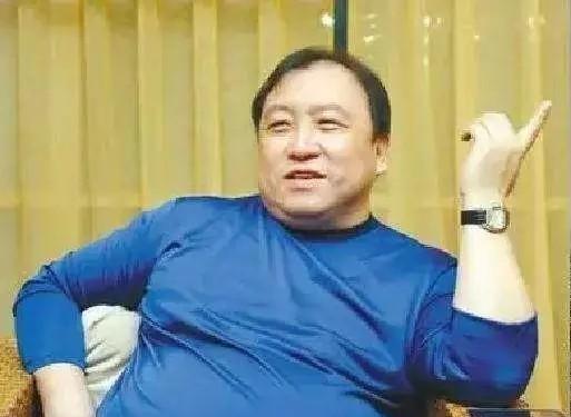 最反常识的不是王晶赚了四倍，而是他愿意承认：没卖在最高点也算赢。2009年4