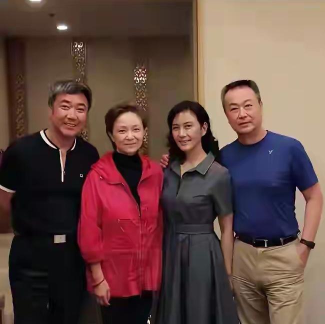 四位老戏骨同框：我一眼就认出了著名相声演员唐爱国与娴雅淑慧的刘莉莉，右一那位沉雄