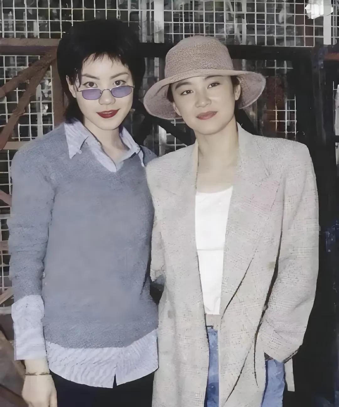 没有对比就没有伤害！一直都觉得王菲身材好，衣服架子。这张照片才发现林青霞身材更
