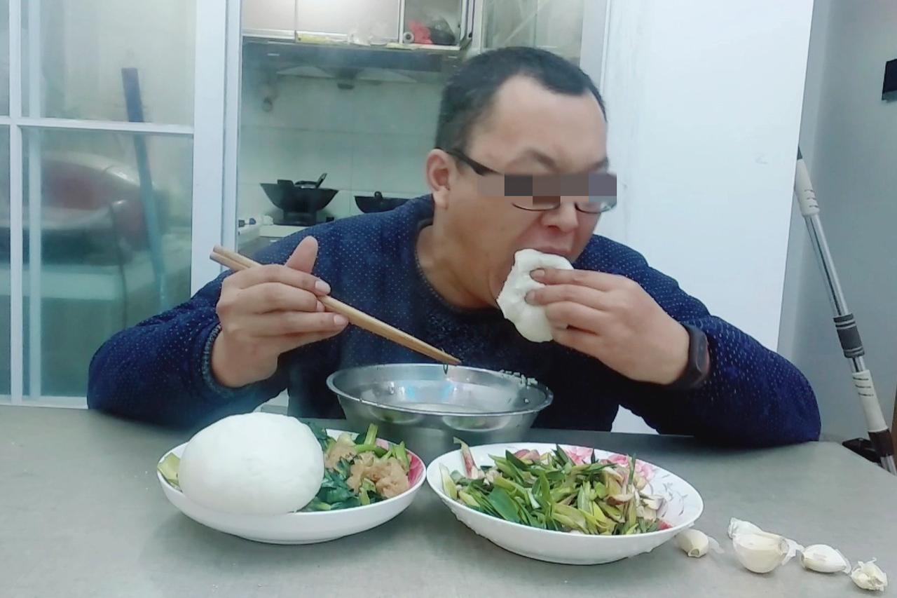 2023年上海，男子在家中吃馒头，可吃着吃着，男子突然倒地，被馒头噎死了。家属火