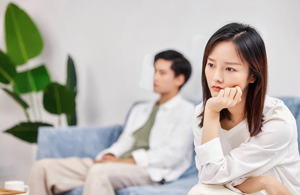 有一种婚姻状态叫"假性和解"，就是两个人吵完架后表面和好了，但情绪从来没有被真正