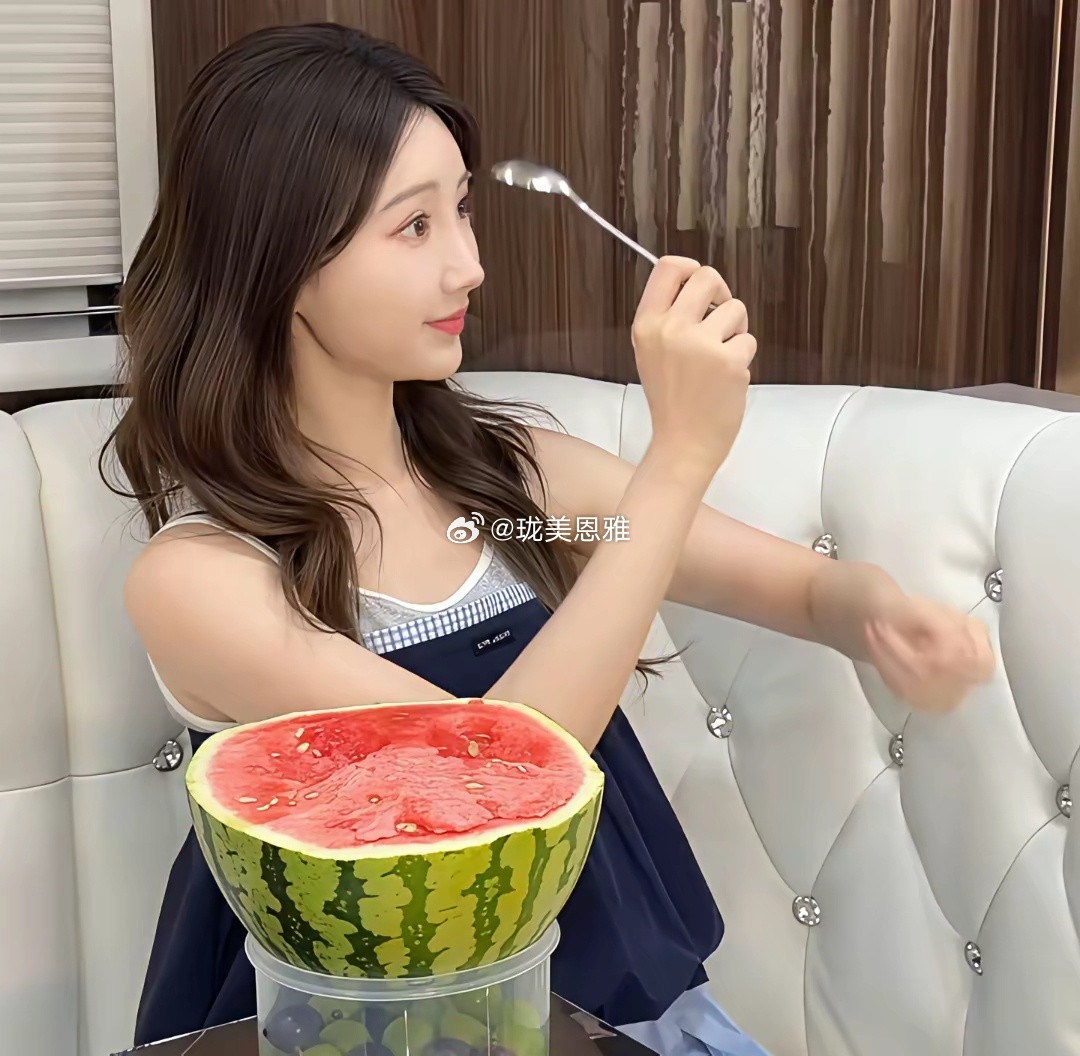 毛晓彤是真长到了审美点上，无懈可击​​​