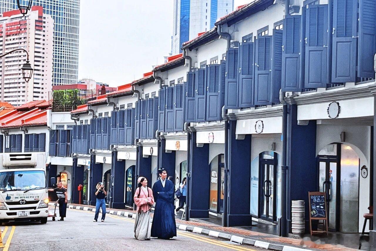 华策集团精心策划的快闪活动已率先点燃了狮城的期待。图一是：2位年轻演员身着《家业