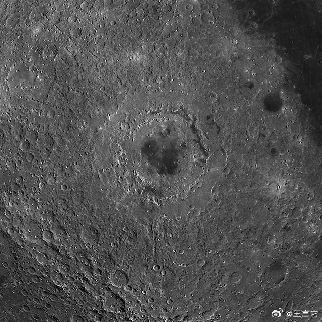 🚨：人类首次看到的直径600英里的月球陨石坑，被称为东方盆地。阿尔忒弥斯