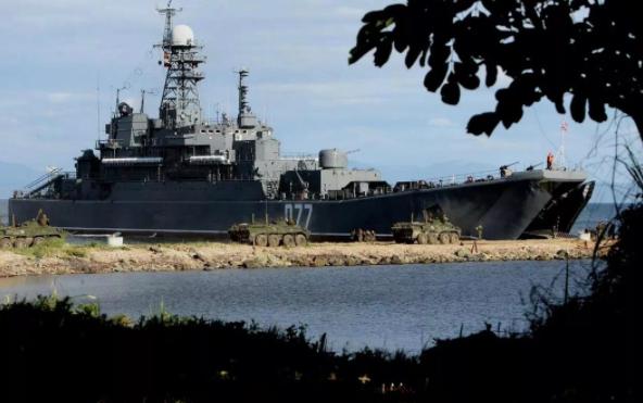 中日关系紧张之际，俄军登陆舰开到千岛群岛，普京要给日本上强度？当地时间25日