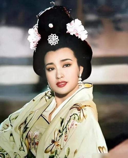 武则天为什么把江山还给李家？武则天本来有意把皇位传给武家，特别是侄子武三思。