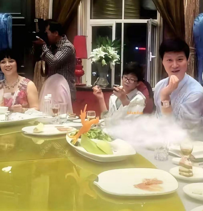 范丞丞小时候与爸爸年轻时的合照，父子俩好像！