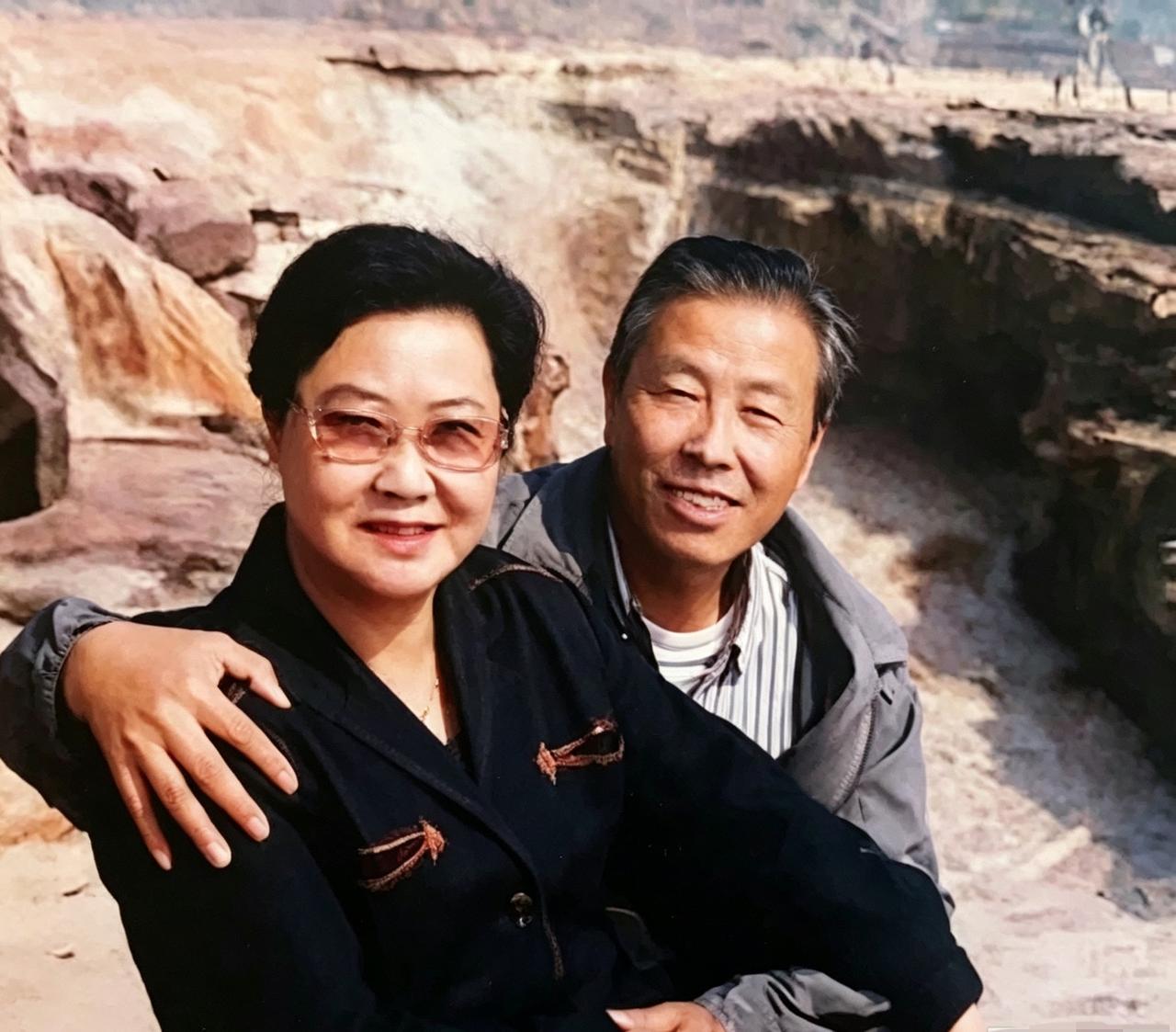 这是人民艺术家郭兰英与第二任丈夫万兆元的珍贵合影。万兆元是知名国画家，国画大