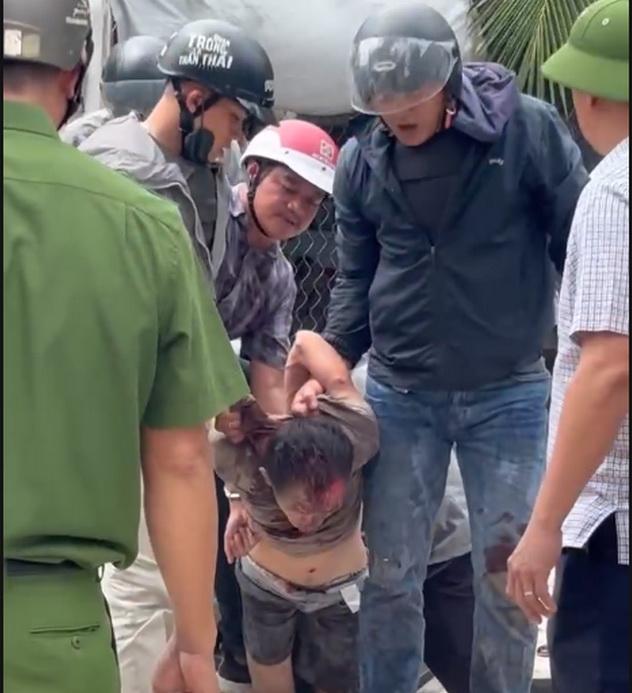 25年9月8日越南多乐省，一警察中校在追捕歹徒时，连中多刀牺牲。后犯罪嫌疑人，