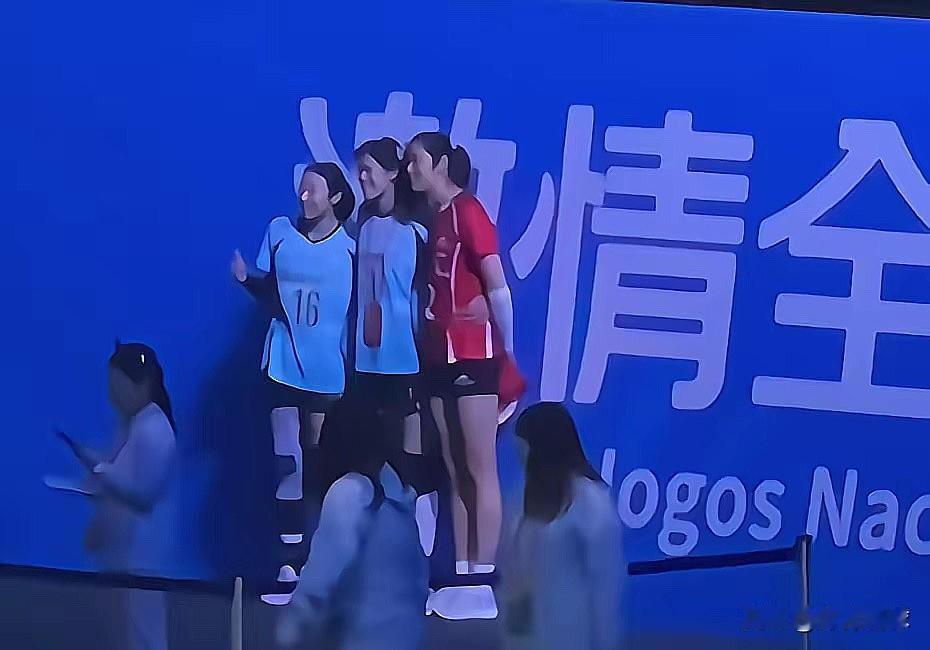 朱婷李盈莹姚迪合影：看了好感慨！这可能是3人聚在一起最后的机会了吧，打完