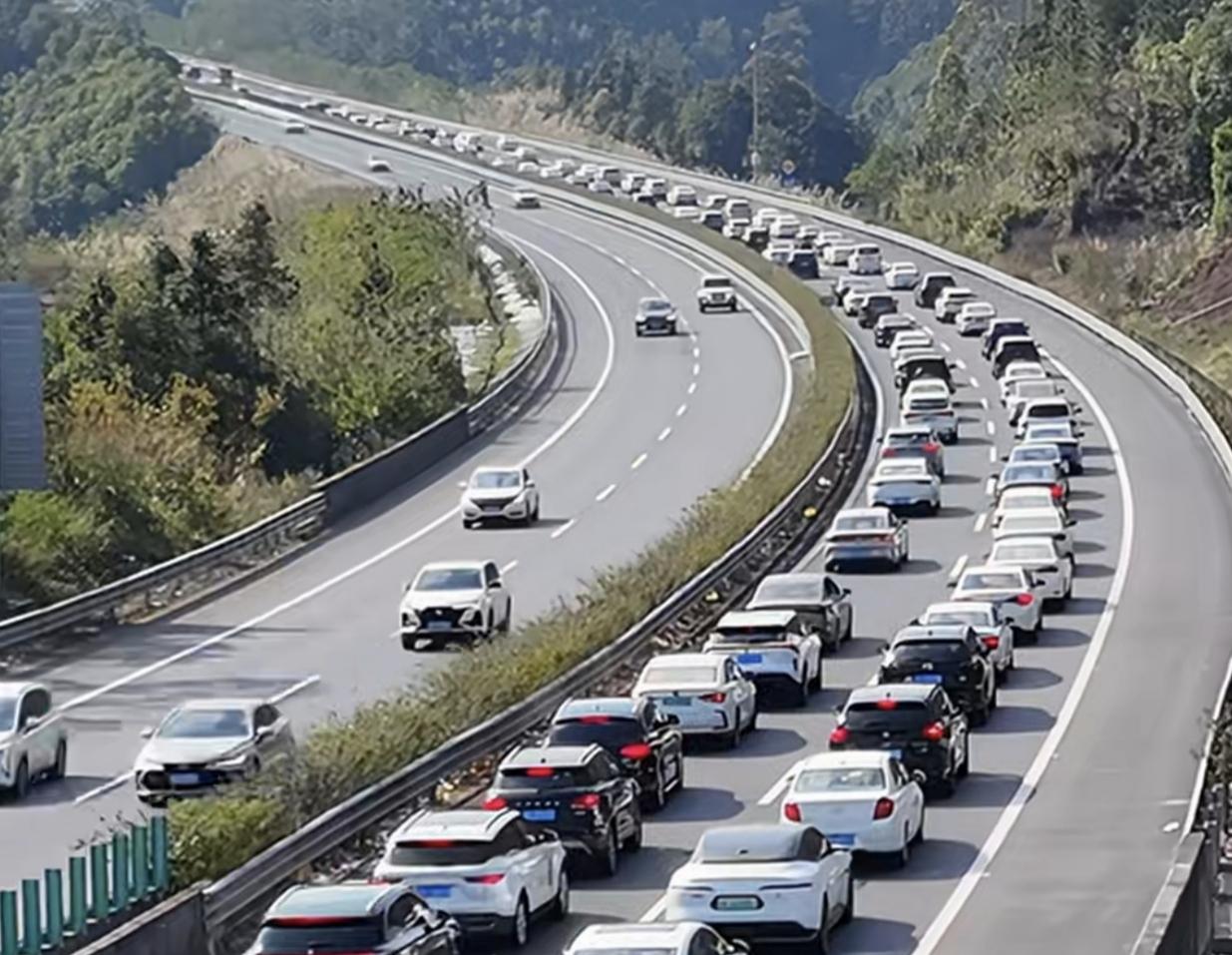 还有一天就是清明节了，广东往广西的各条高速公路车流量开始增大，部分路段已经出现了