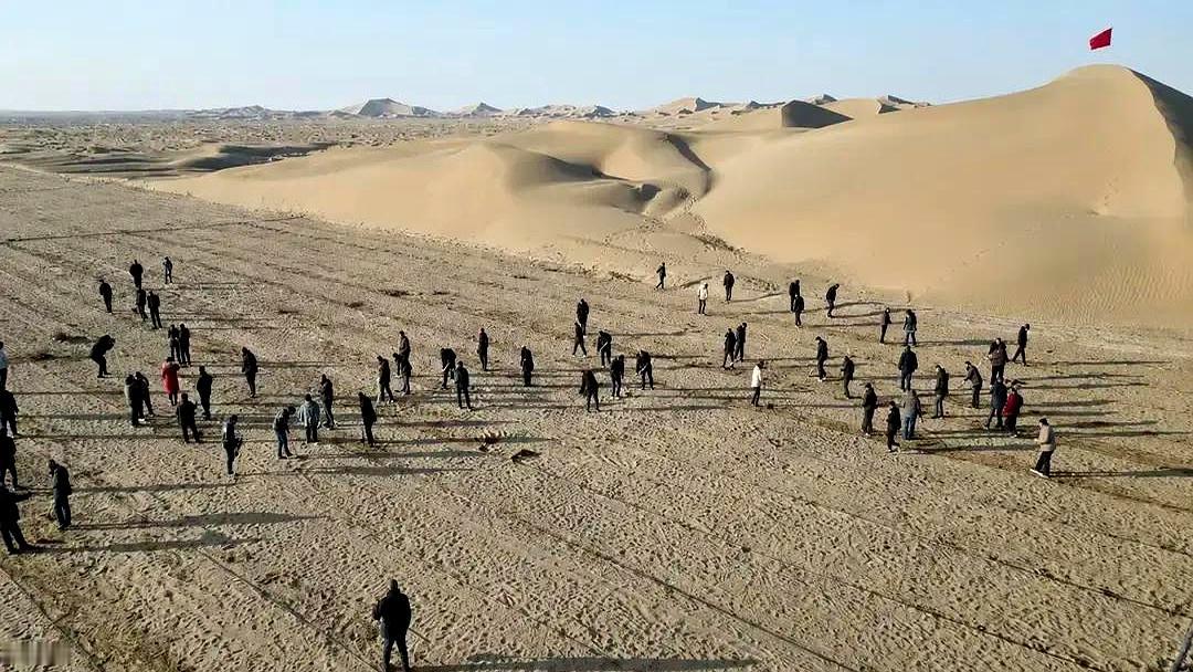 “诺敏家，他父亲以前有三百只，现在只剩一小撮。”乌兰巴托南郊一抬头，全是扬沙。