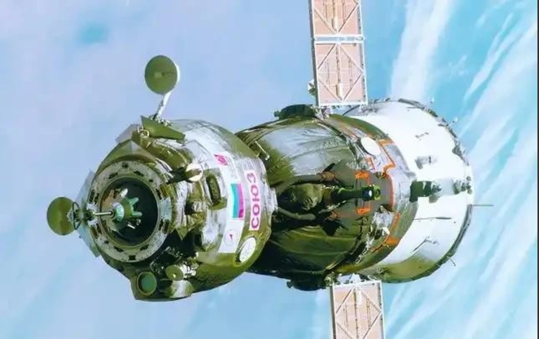 1971年，三名苏联宇航员在空间站工作23天后，成功返回地球。地面工作人员打开返