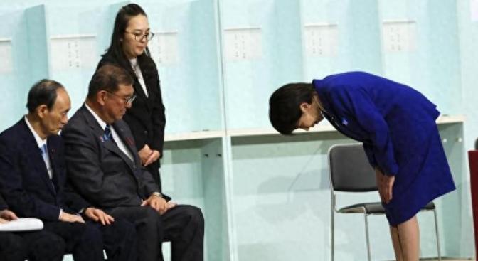 日本政坛的遮羞布，这次是彻底捂不住了。现任首相高市早苗被人递了致命实锤，眼看就要