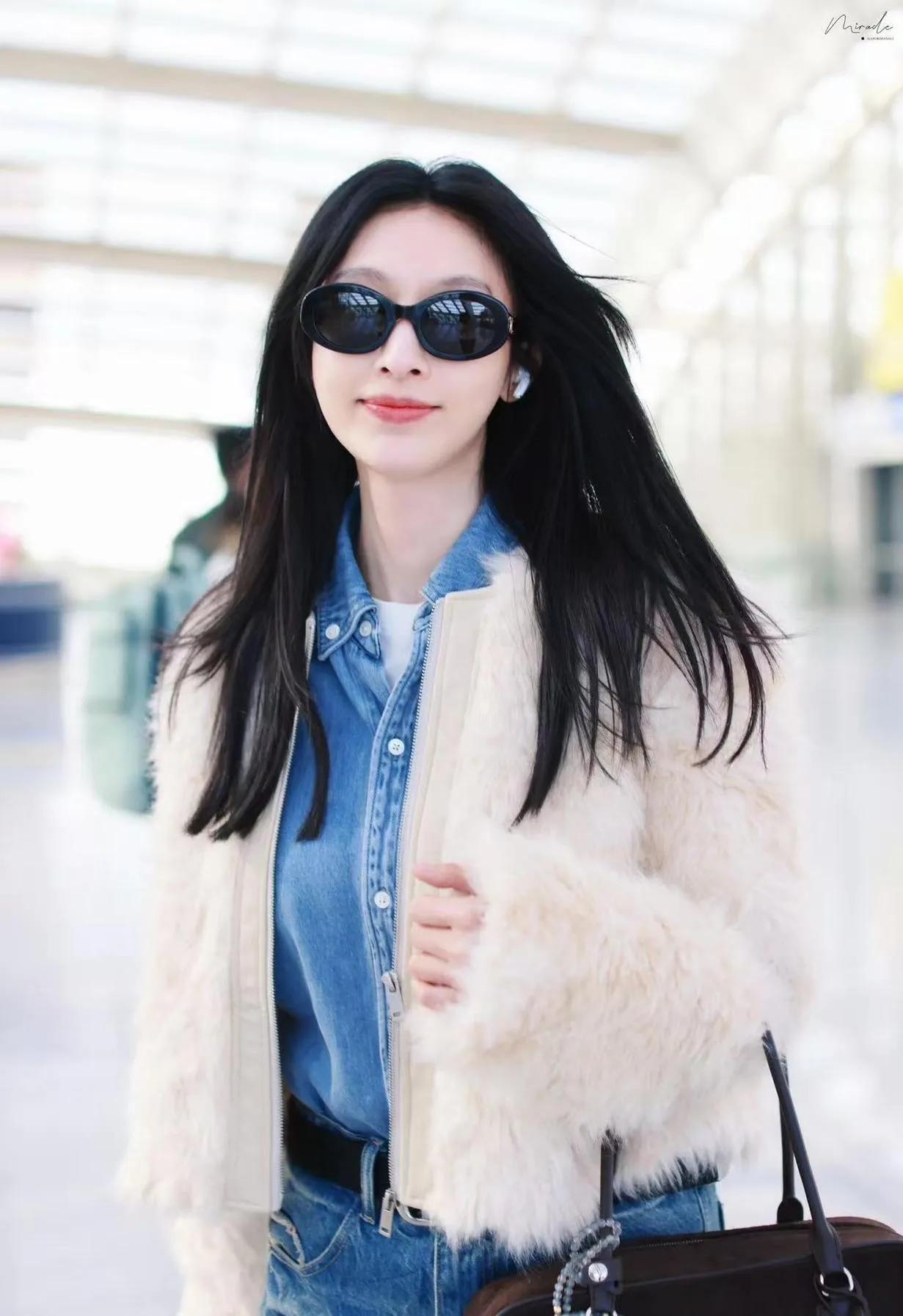 张俪这波“毛绒+牛仔”，把冬日松弛感焊在身上了张俪新机场look又杀疯了！