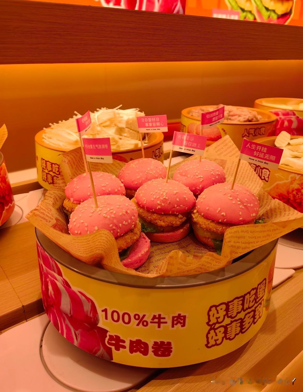 周末，不想做饭，姑娘说我请客出去吃吧，就吃万达四楼的旋转小火锅，39.9一位。