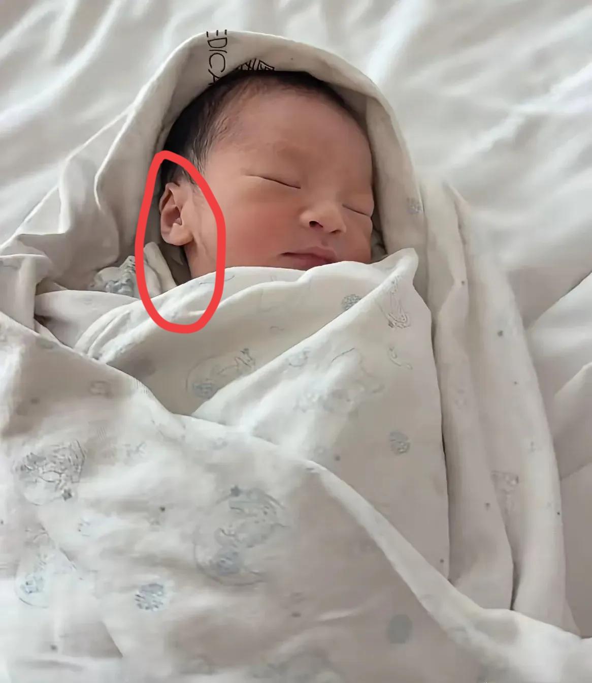 这孩子真有福气，一出生就火了，现在各大平台都是这小家伙的照片。别的小孩出生的