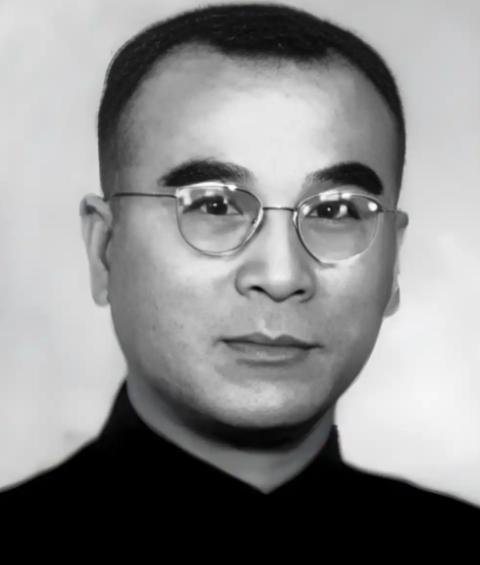 1949年，渡江战役前，国军军官杨兆龙四处奔走求情，终于在渡江战役前7天，从监狱