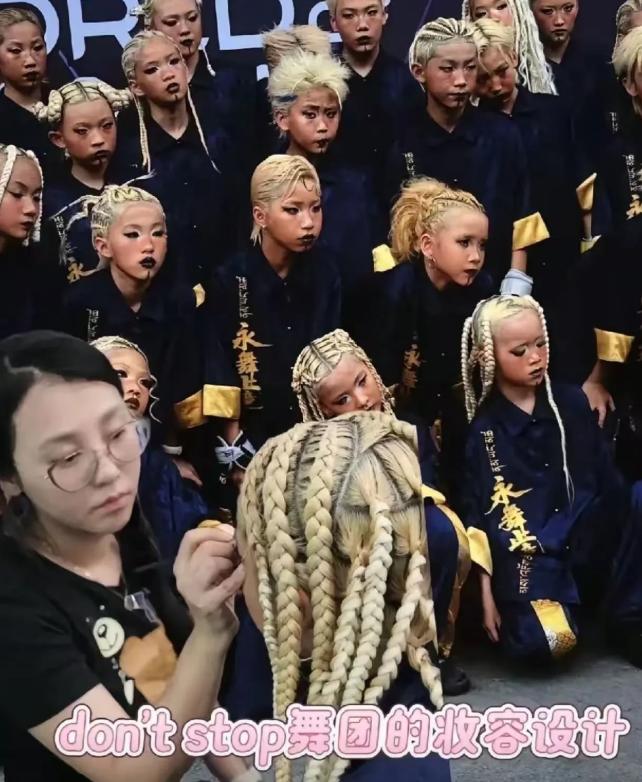 “好好的孩子为什么要化成这样？”一组上海少儿舞蹈比赛的后台照片刷屏了，看完后，浑