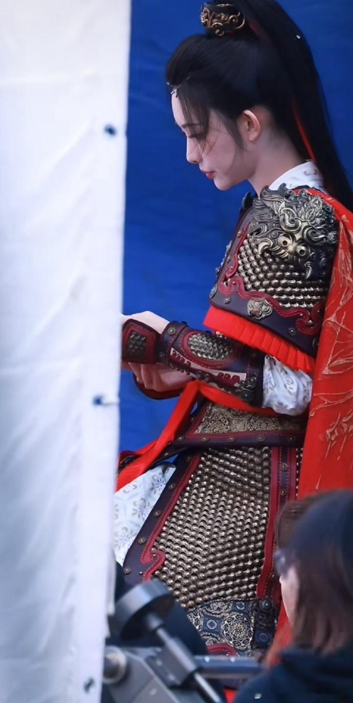 看到孟子义的女将军造型，高马尾、铠甲、长剑，在《尚公主》中肯定超酷，坐等开播。