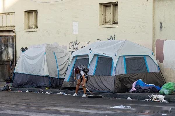 美媒紧盯“斩杀线”出圈：美国人的生存底线，还在一个劲往上挪最近，“斩杀线”