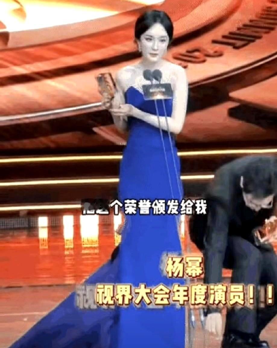 黄晓明蹲下那一秒，被骂不尊重人。其实他耳返炸了，听不见导演喊卡。艺人不是演员