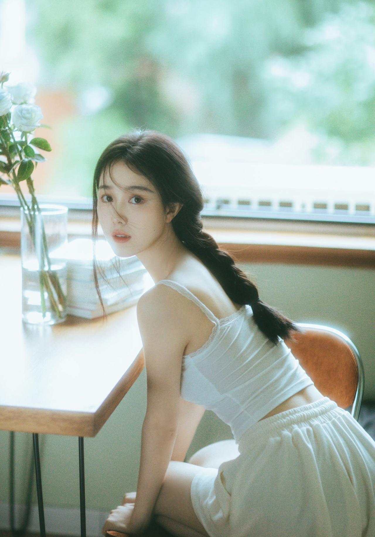 长发、小猫、满室温柔绿意，风里都是慵懒松弛的呼吸。把心事轻轻放空，在细碎的日