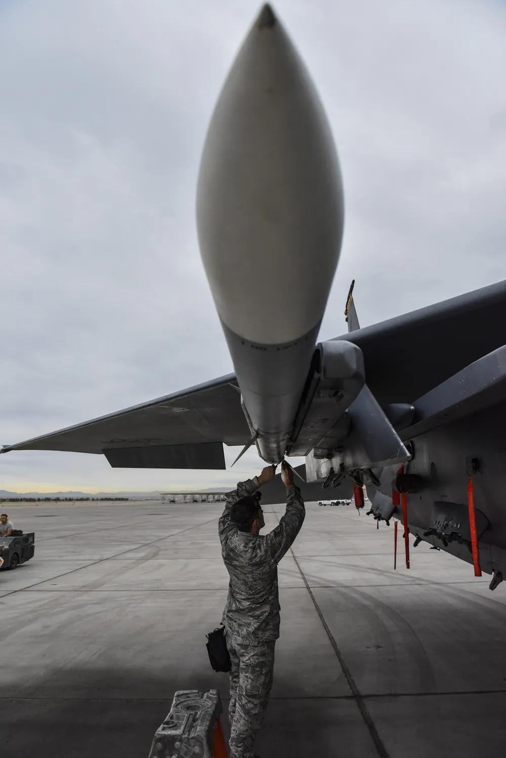 美军摄影师真会拍摄，宣传美军的武器。2026年1月8日，美军第57飞机维修中队