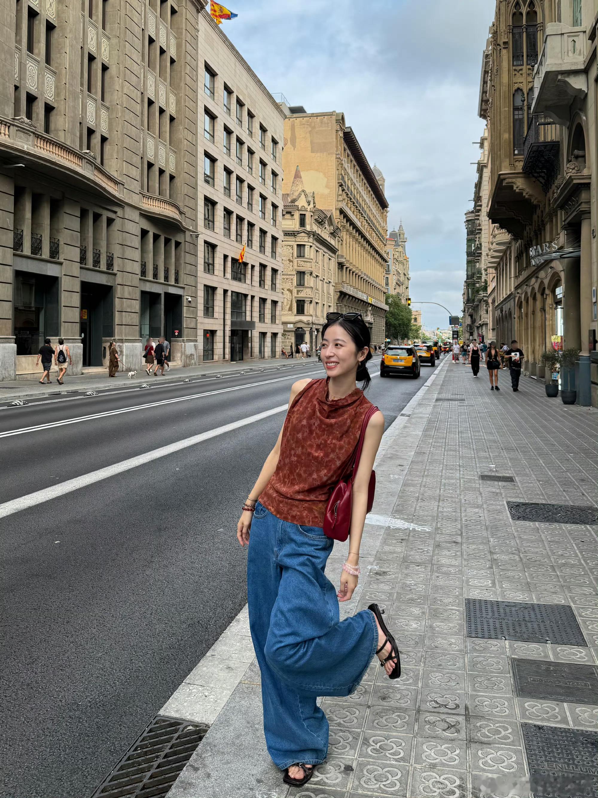 西班牙偶遇周雨彤周雨彤旅行明信片昨天刚被网友偶遇，今天就发来明信片啦完全有求必