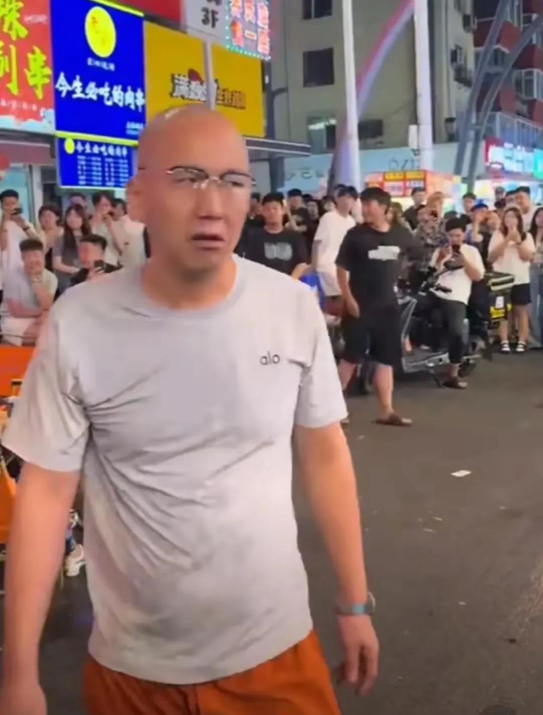 这就是给外国人磕头的光头男……7月14日晚上，吉林长春一个大排档，也不知道他发