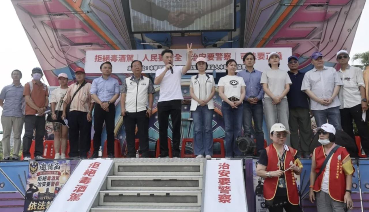 岛内6名家属凯道集体下跪！跪求老天爷：别再让毒酒驾杀人岛内民间团体今（1日）