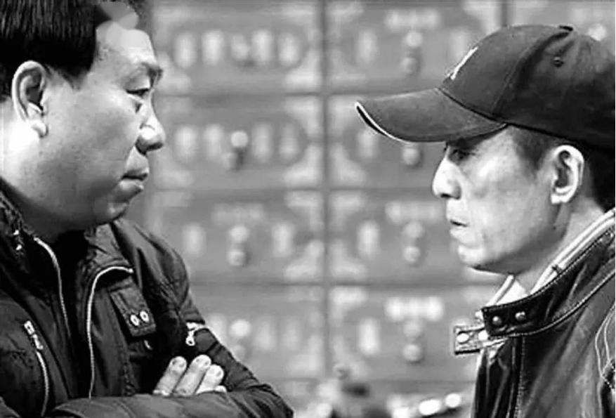 1997年，张艺谋的父亲临终前，在病榻之上，满是担忧地对他说：“儿子，你要小心张