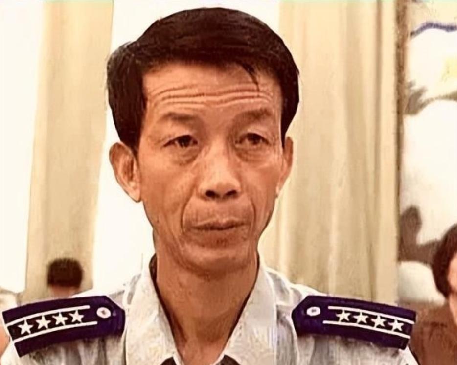 1996年，我国试飞员邹延龄出国交付飞机，当天晚宴上，一位外籍美女在他耳边轻声