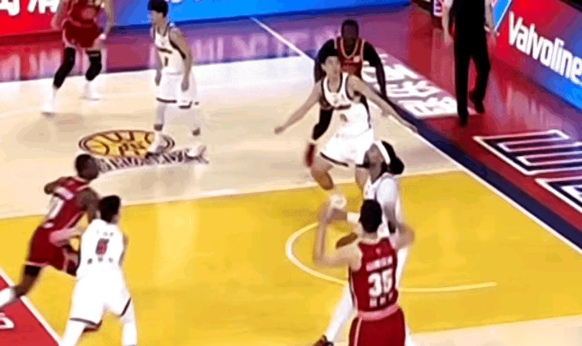 赢了，95比89。但我现在气得手都在抖，一点都高兴不起来。满脑子都是山西那个