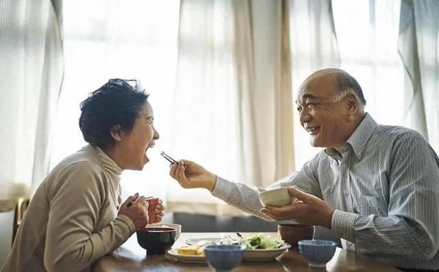 胰腺是人体一个重要的器官，负责分泌胰岛素、调节血糖并参与消化过程。它不像心脏那样