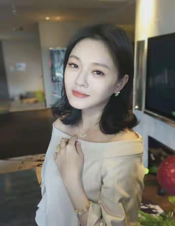 小玥儿和马筱梅妈妈一起用餐被偶遇，玥儿一直低头吃饭，太像大S，原来是故人之子