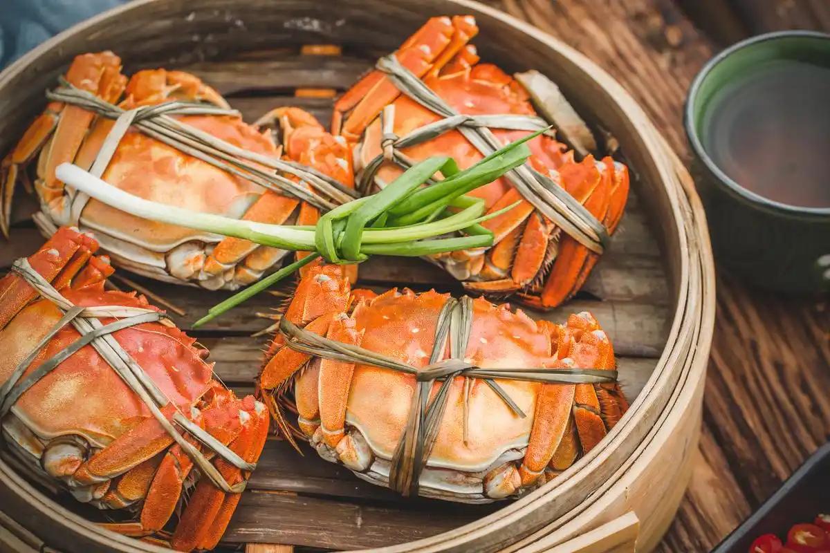 刚死不久的螃蟹能吃吗？营养学博士答疑，一文详解秋风起蟹脚痒，夜市摊、菜市场里满