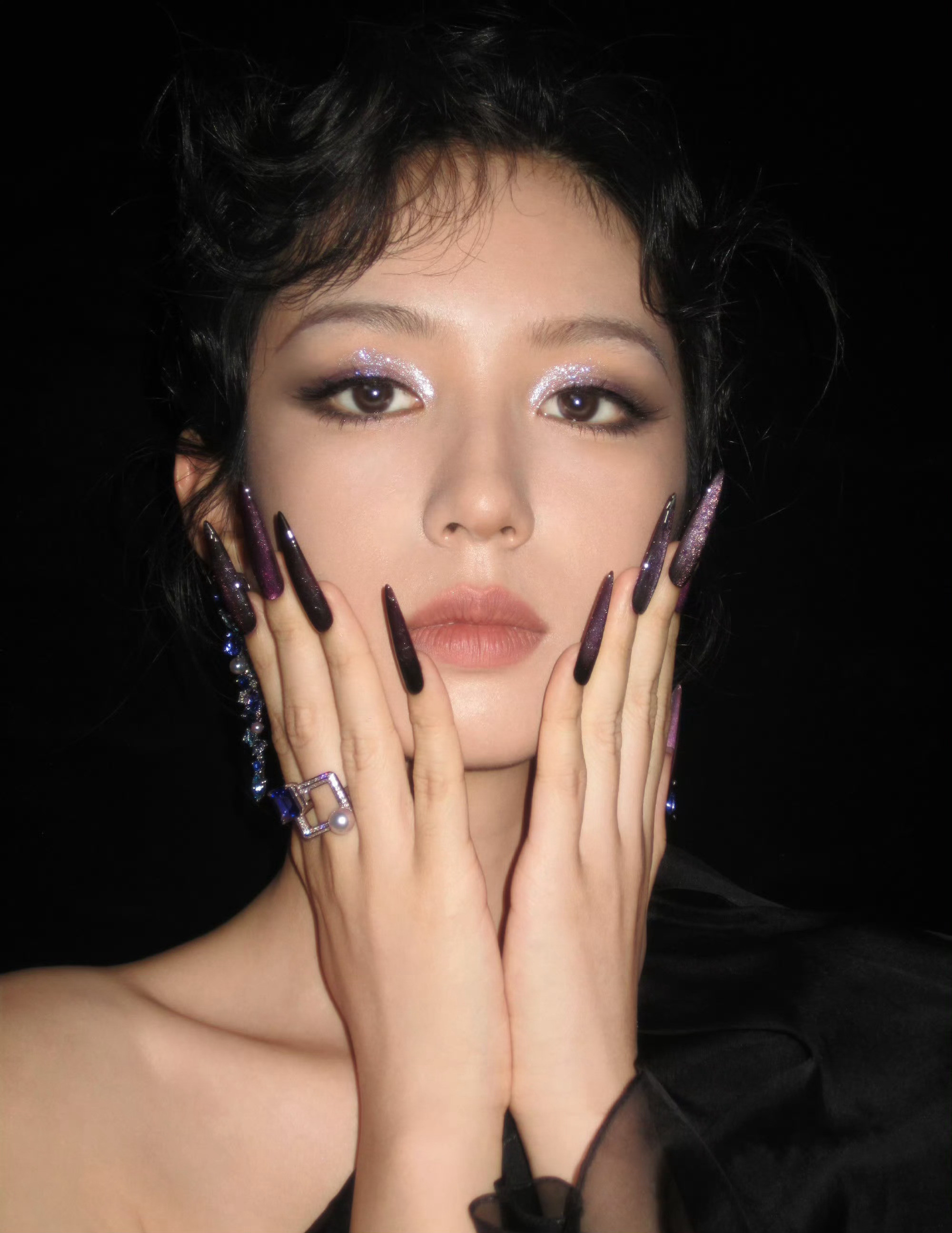 也子的眼妆、美甲及珠宝好对味裙子来自Viktor&Rolf2025秋冬高定