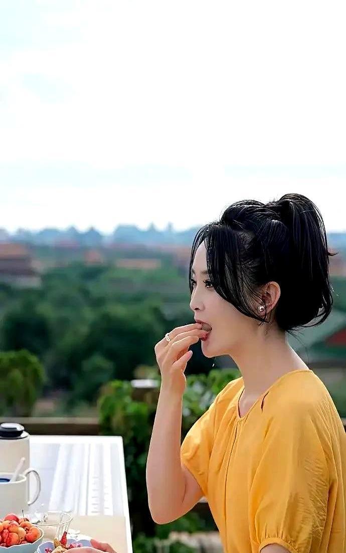 别人晒娃，王艳晒故宫。不是摆拍，是真把皇城当后花园。住得离紫禁城近到