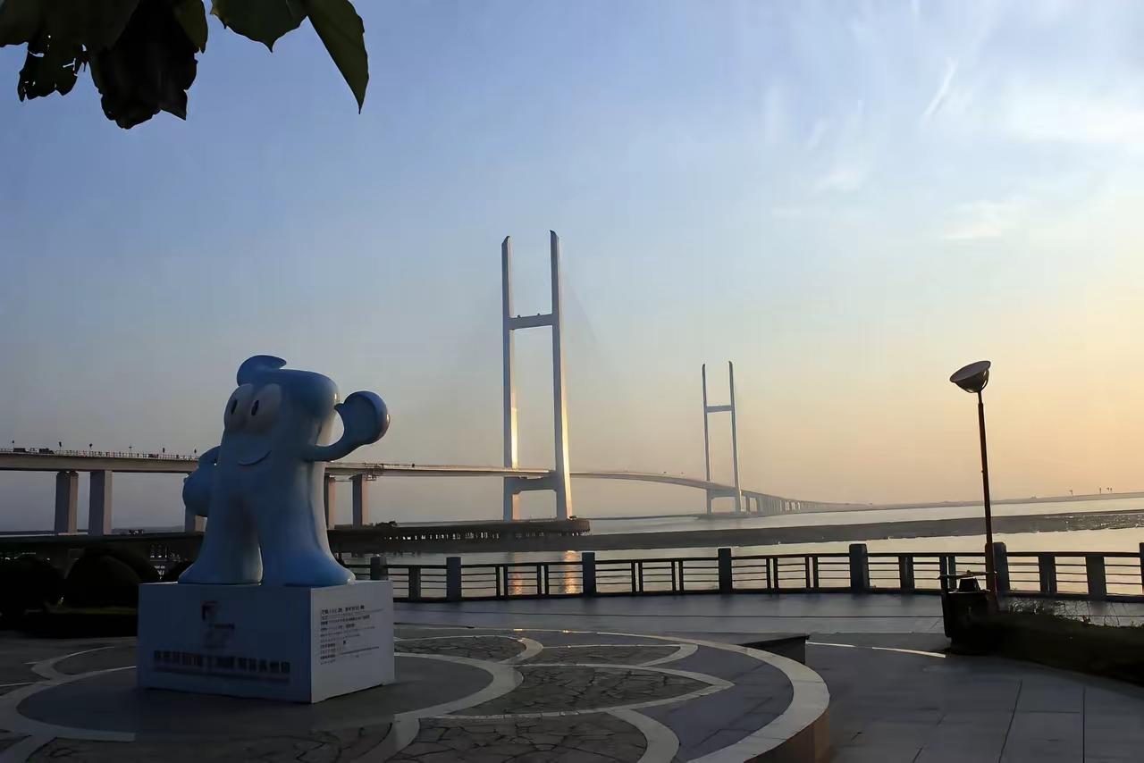 10月15号，鸭绿江上那座新桥，终于要通车了。新华社消息很短，就一句话：经中朝