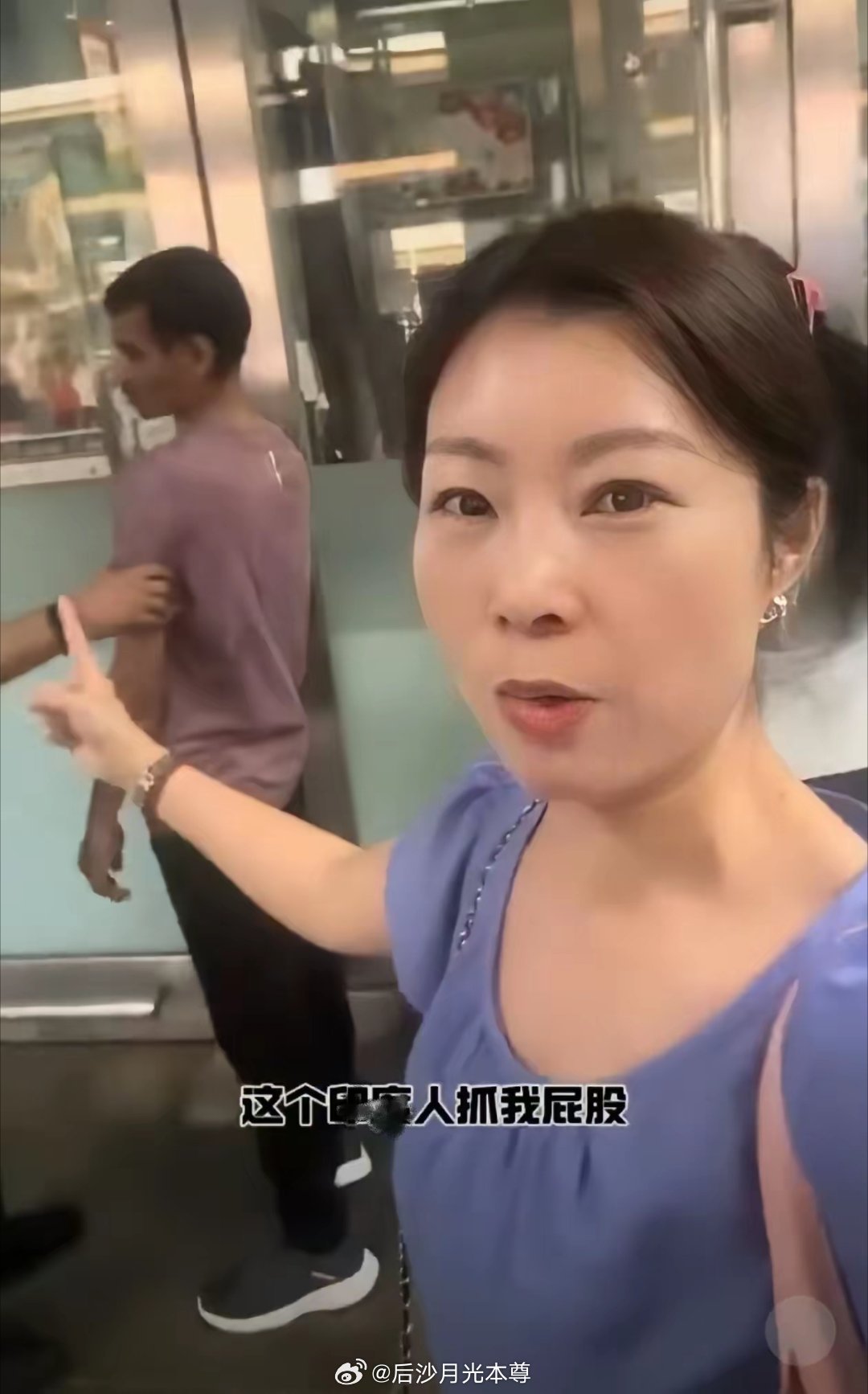 2025年7月，新加坡先驱地铁站，一位华人女子牵着女儿乘扶梯，后面居然有人伸手摸