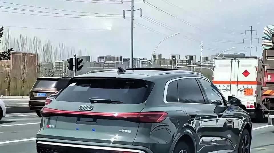 全新奥迪Q5L正式上路了，没想到外观这么帅~！~！你瞅瞅这车头大嘴格栅，