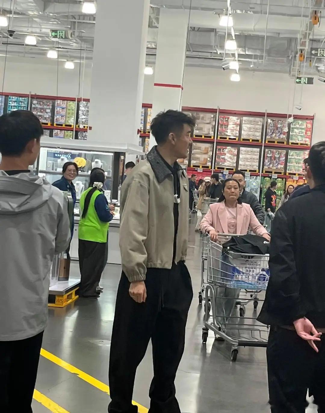 胡兵在浙江山姆会员店购物被偶遇，他现实中真人看起来身材高大，穿衣打扮时尚，外表很