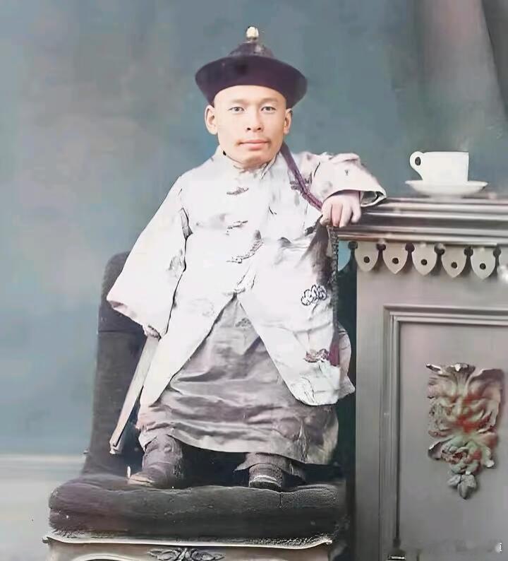 清朝最不容易的男人。这张照片，是一位清朝侏儒，据说被一个洋人骗到了国外。这个洋人