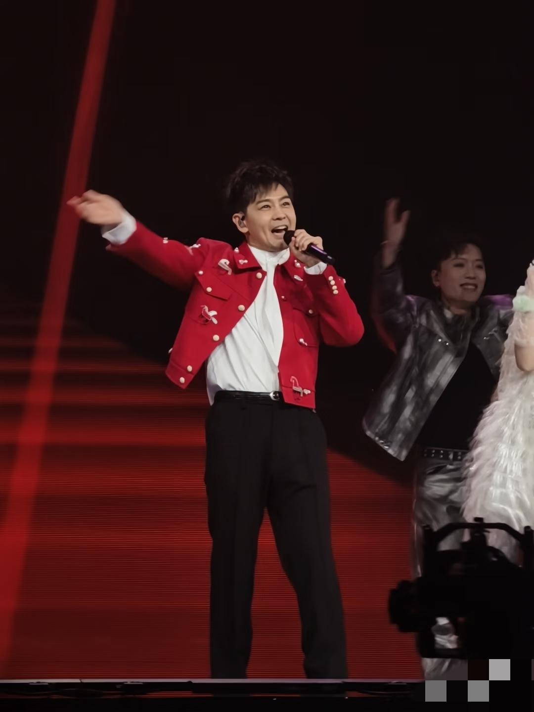5月5日晚上，谢娜成都演唱会首场林志颖助阵，可惜了他又矮又胖，找不到年轻时的气息