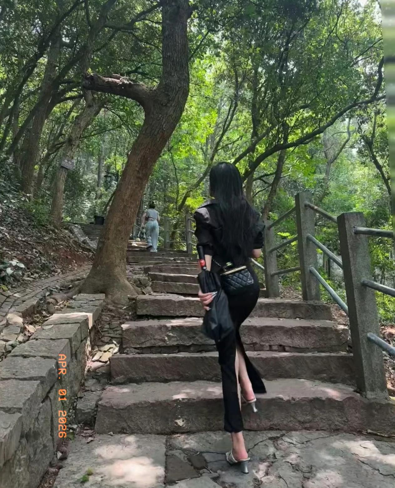 男子带着三姐一起去爬山，半路上偏偏碰到了自己的老婆。让人意外的是，他老婆当场没戳