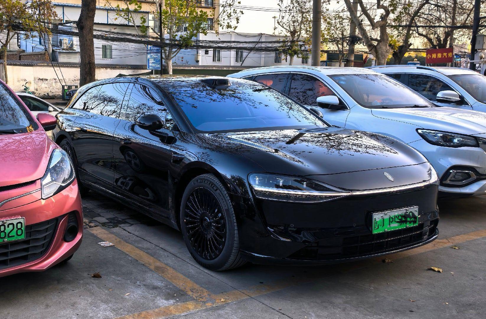 在北方，纯黑的车只有洗车当天最帅