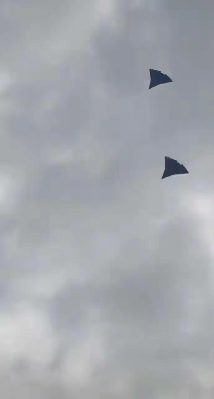 歼36和歼50编队飞行曝光。全球唯二的两款六代机试飞。歼36六代战机歼一50