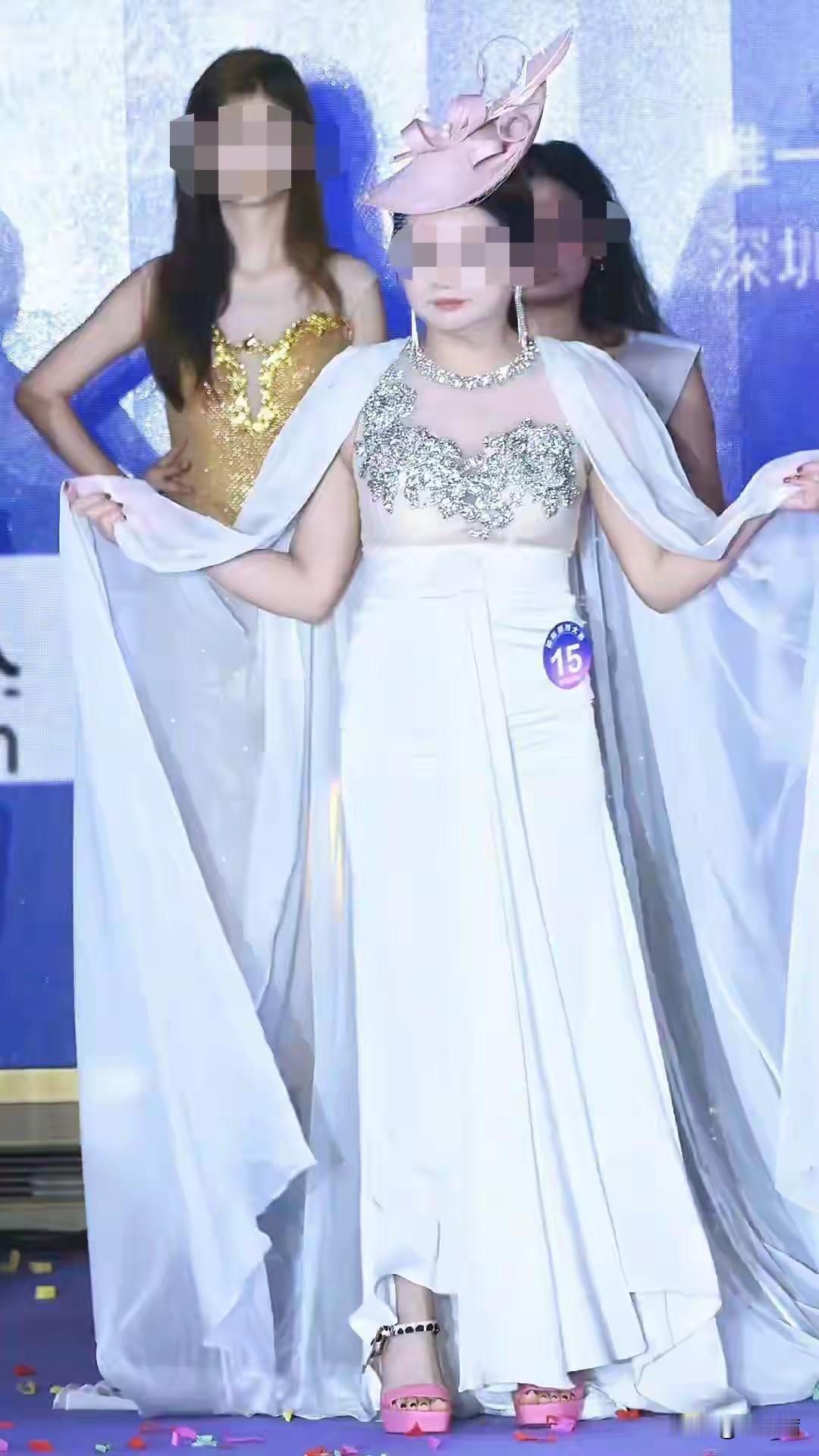 深圳模特大赛冠军颜值身材引热议，评委直言“没见过评分表”，赞助商更一脸懵？